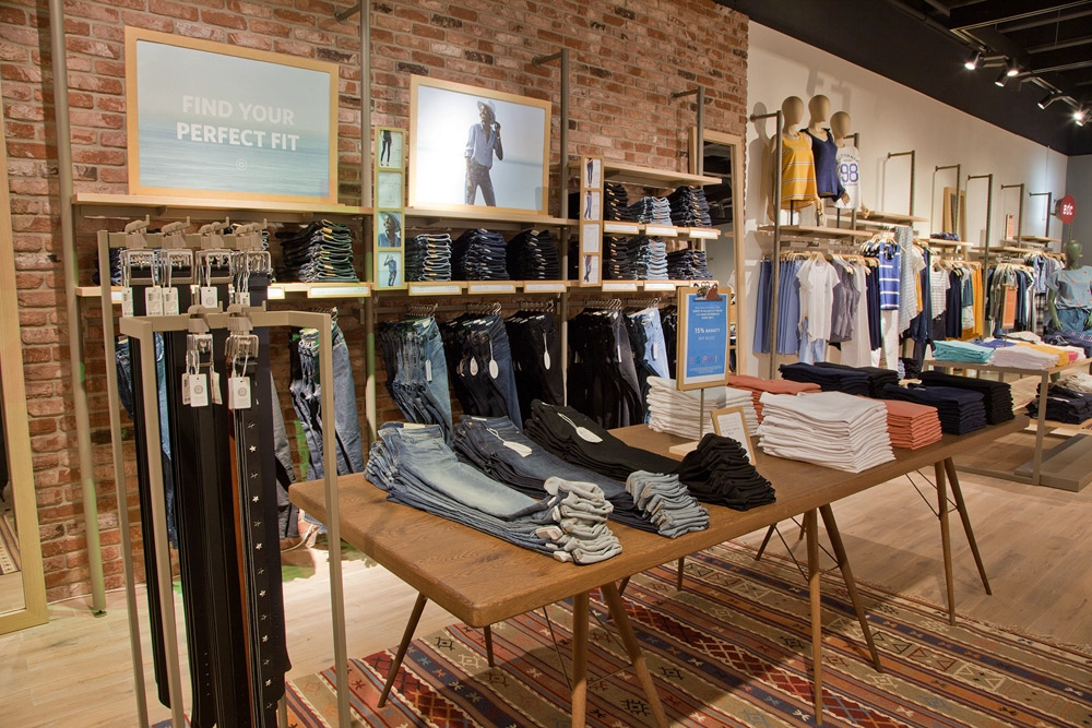 Esprit im Atrio Villach – Blick in den Store mit Warenträgern und Beleuchtung.